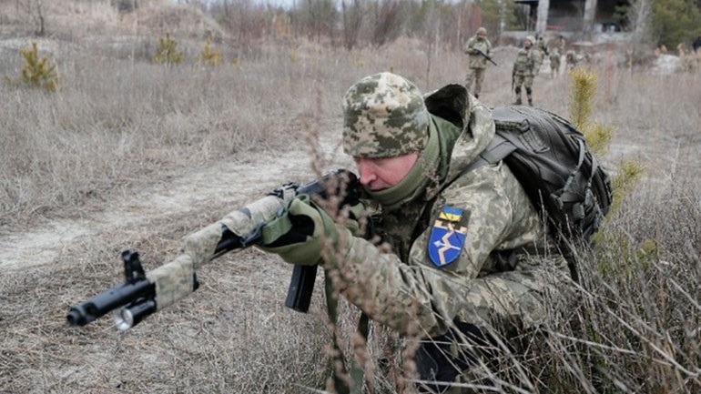 Ουκρανός στρατιώτης σκοτώθηκε σε βομβαρδισμό στα ανατολικά, σύμφωνα με τις Ένοπλες Δυνάμεις