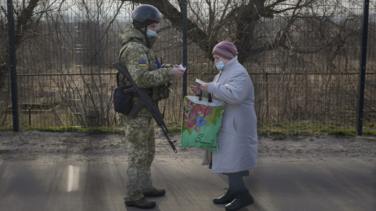 Οι Ουκρανοί που ζουν κοντά στη γραμμή του μετώπου φοβούνται για το μέλλον τους