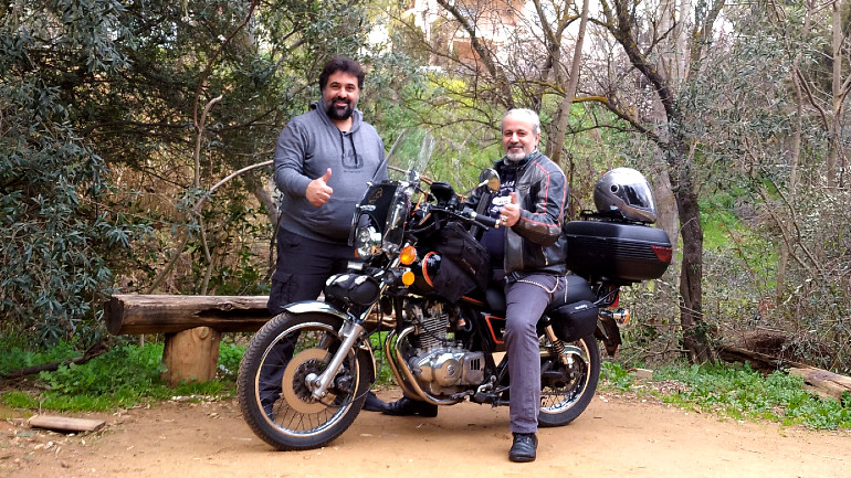 Το Suzuki του τα έχει όλα πάνω του... για ώρα ανάγκης βρε αδερφέ!