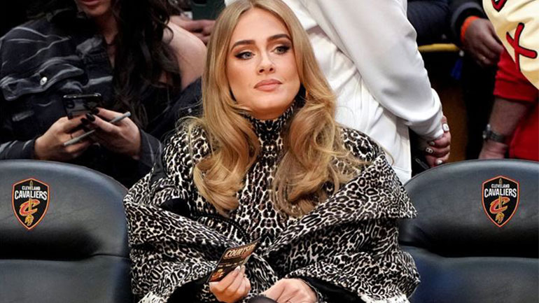 Adele: Η εμφάνιση με animal print look head-to-toe