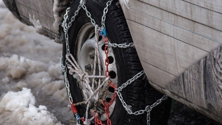 Οι υποψήφιοι οδηγοί θα εκπαιδεύονται υποχρεωτικά και στην τοποθέτηση – αφαίρεση αντιολισθητικών αλυσίδων Οι υποψήφιοι οδηγοί θα εκπαιδεύονται υποχρεωτικά και στην τοποθέτηση – αφαίρεση αντιολισθητικών αλυσίδων