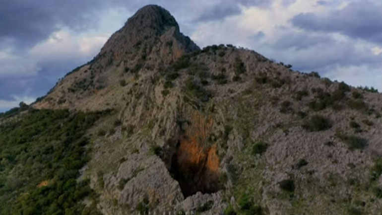 Η Νεραϊδότρυπα της Αχαΐας: Γνωρίστε τον μυθικό τόπο του Ομήρου