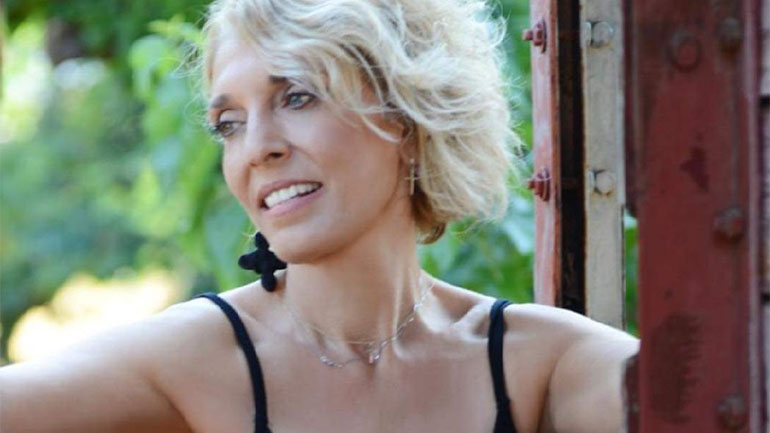 Η Κρινιώ Νικόλαου live στο 21 cafe bistro στη Γλυφάδα