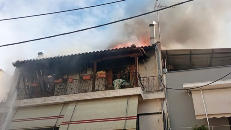Φωτιά σε διπλοκατοικία στη Λάρισα – Στο νοσοκομείο με εγκαύματα μια γυναίκα
