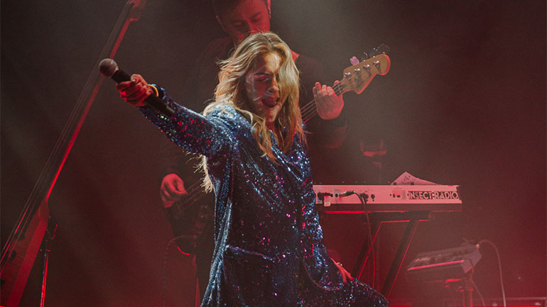 Νατάσσα Μποφίλιου: Με μια συγκινητική επιστροφή σε μια αποθεωτική πρεμιέρα ξεκίνησε τις εμφανίσεις της  στο Vox