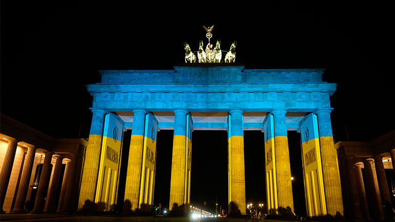 Το Βερολίνο και το Παρίσι φωταγώγησαν μνημεία στα χρώματα της Ουκρανίας σε ένδειξη αλληλεγγύης