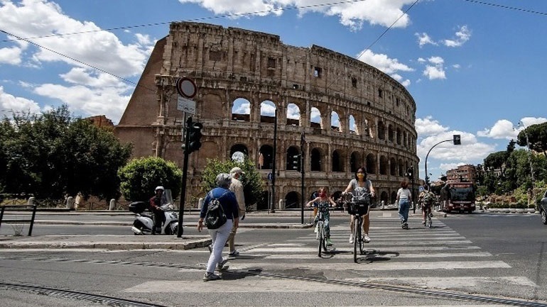 Ιταλία: Το Κολοσσαίο θα φωτιστεί απόψε με τα χρώματα της σημαίας της Ουκρανίας Ιταλία: Το Κολοσσαίο θα φωτιστεί απόψε με τα χρώματα της σημαίας της Ουκρανίας