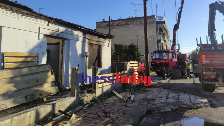 Φωτιά Θεσσαλονίκη: Αγκαλιασμένα βρήκαν τα παιδιά οι πυροσβέστες – Ψυχολόγος στο σχολείο τους