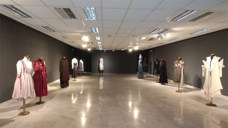 «Μικρές ιστορίες επανάστασης»: Γυναίκες με σύγχρονη ενδυμασία Εύζωνα στο Αρχαιολογικό Μουσείο