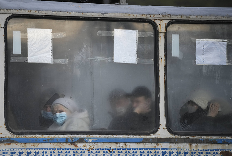 …και άλλοι στα ΜΜΜ για να φύγουν όσο πιο μακριά μπορούν.