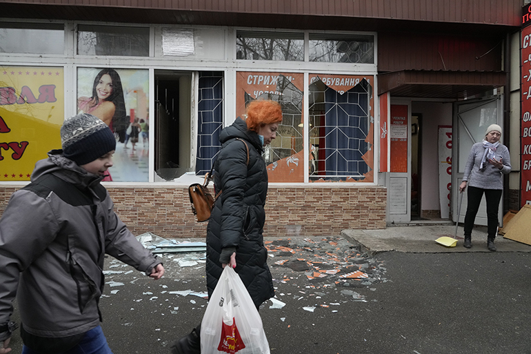 Πολίτες περπατούν στους βομβαρδισμένους δρόμους του Κιέβου.