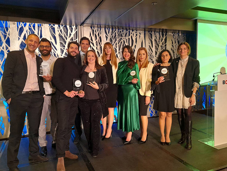 Τα βραβεία παρέλαβαν (από αριστερά): ο Βαγγέλης Ζαχαρής, ο Γιώργος Δεληγιάννης, ο Αλέξανδρος Βαβούρης, ο Σπύρος Λιαρμακόπουλος, η Νίνα Μπενρουμπή, η Ζωή Κοτρωνιά, η Ράνια Μαρκιανίδου, η Λένα Παρασκευοπούλου, η Ελσα Πατηνιώτη και η Χριστίνα Βλάσση.