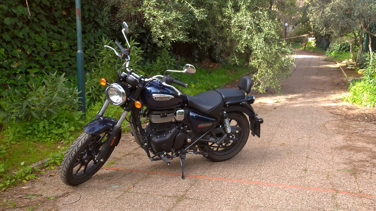 Μαζεμένο σε μέγεθος, αλλά με πολύ χαρακτηριστικό σχεδιασμό.