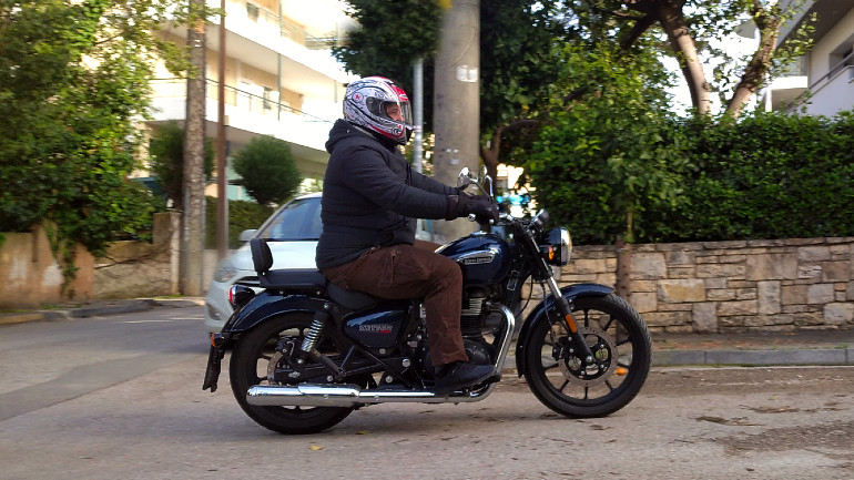 Πολύ άνετη θέση οδήγησης η οποία εμπνέει για χαλαρές βόλτες.