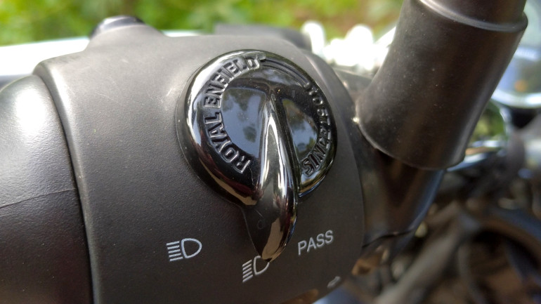 Πολύ ιδιαίτεροι διακόπτες στο τιμόνι, πάντα με το λογότυπο της μάρκας.