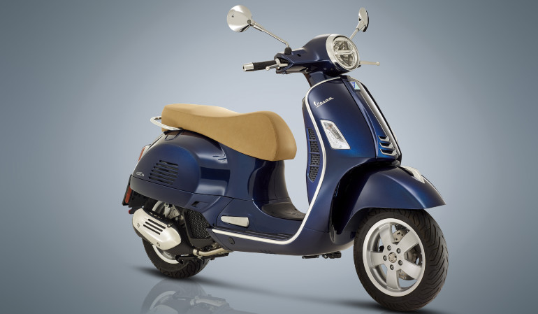 Η GTS 300 στον χρωματισμό Blu Energia.