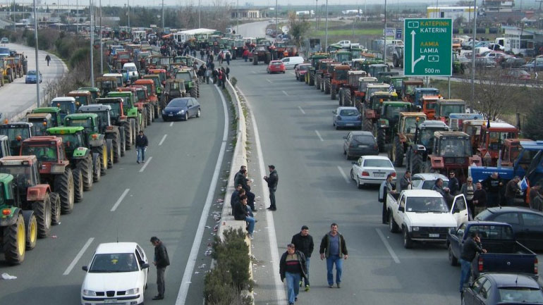 Μπλόκα αγροτών: Καμία ικανοποίηση των αιτημάτων – Συνεχίζονται οι κινητοποιήσεις
