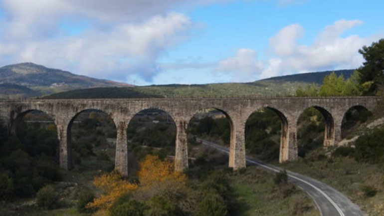 Η πετρόκτιστη σιδηροδρομική γέφυρα της Αρκαδίας