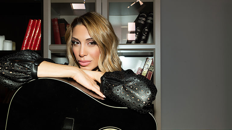 Η νέα επιτυχία της Μαρίας Καρλάκη «Πάρε με στην αγκαλιά σου» ξεπέρασε τις 1.000.000 προβολές στο youtube