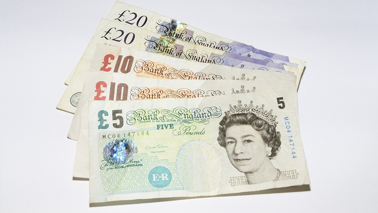 Η Βρετανία βάζει όριο 50.000 λιρών στις καταθέσεις Ρώσων υπηκόων στις τράπεζες της