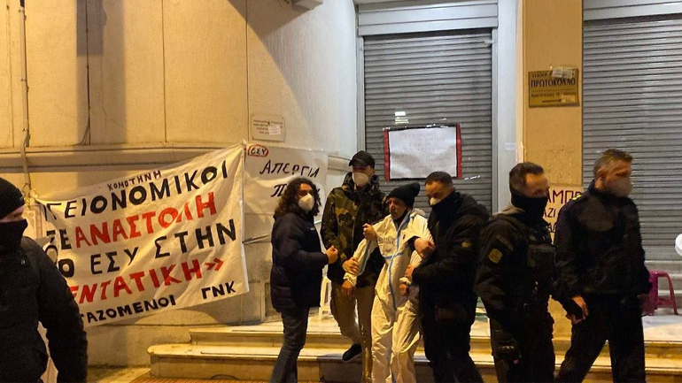 Συνέλαβαν μαύρα μεσάνυχτα τον υγειονομικό απεργό πείνας μπροστά από το υπ. Υγείας