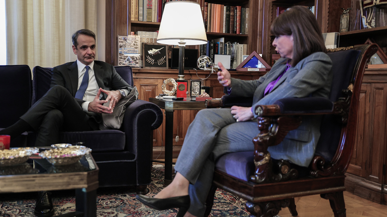 Μητσοτάκης σε Σακελλαροπούλου: Θα ενημερώσω την Τρίτη τη Βουλή, για τις εξελίξεις-Δίπλα στους Έλληνες της Ουκρανίας