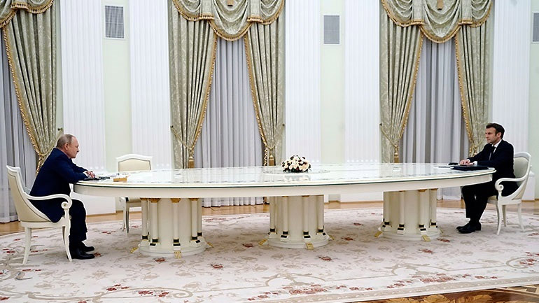 Ο Μακρόν καταγγέλλει τη «διπροσωπία» του Πούτιν