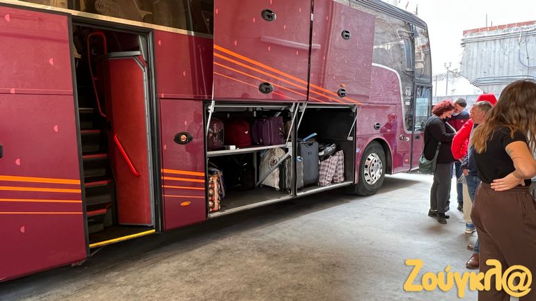 Συνωστισμός στα τουριστικά γραφεία – Φεύγουν οι Ουκρανοί από την Ελλάδα για την υπό πολιορκία χώρα τους