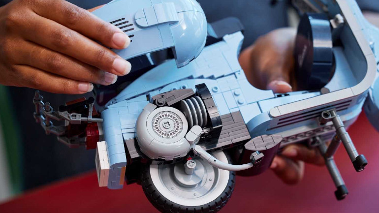 Ο κινητήρας διαθέτει λειτουργική μανιβέλα.