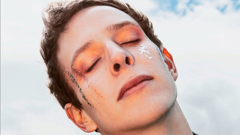 D3lta – «Strange»: Ο Ελληνοβρετανός μουσικός επιστρέφει με νέο τραγούδι