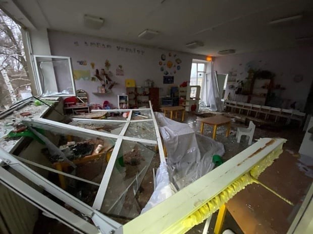 Κτήρια που υπέστησαν ζημιές από τα ρωσικά χτυπήματα στο Λουχάνσκ.