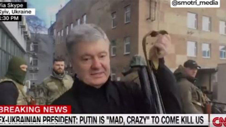 Κίεβο: Με καλάσνικοφ στα χέρια ο Ποροσένκο – «Ο Πούτιν είναι τρελός»