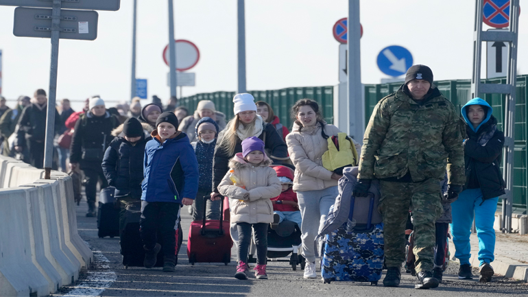 Πάνω από 100.000 Ουκρανοί διέσχισαν τα σύνορα της Πολωνίας