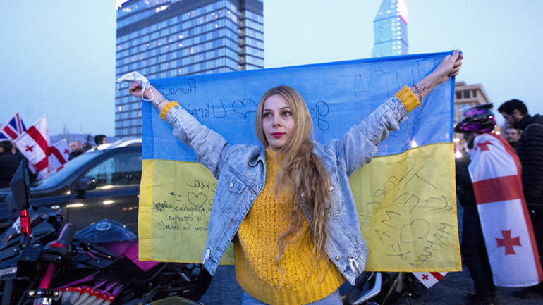 Γεωργία: Χιλιάδες διαδηλωτές στους δρόμους υπέρ της Ουκρανίας