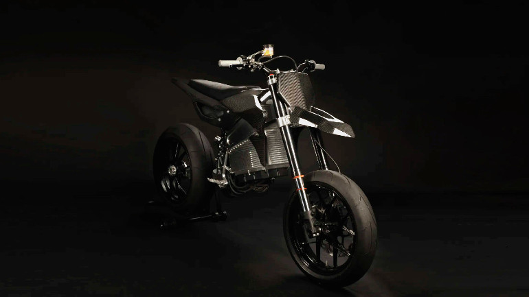 Αυτό το supermoto έχει ίδια ροπή με την Lamborghini Aventador