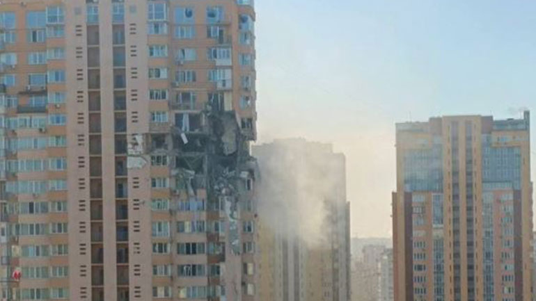 Ρωσικός πύραυλος χτύπησε πολυκατοικία στο Κίεβο