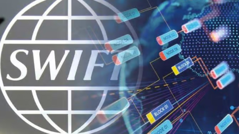 Η SWIFT δηλώνει έτοιμη να συμμορφωθεί με τους περιορισμούς σε ρωσικές τράπεζες