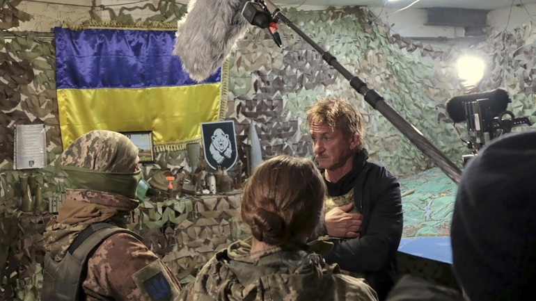 Sean Penn: Ταξίδεψε στην Ουκρανία για τα γυρίσματα ενός ντοκιμαντέρ για τη ρωσική εισβολή