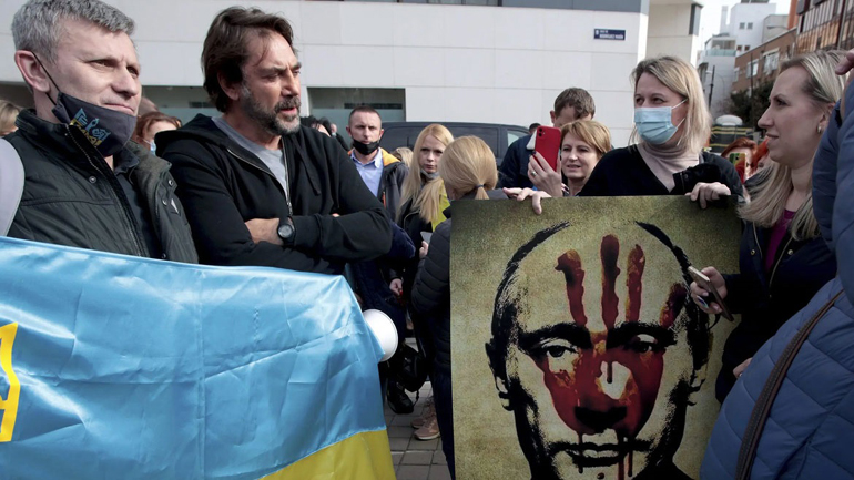 Javier Bardem: Διαμαρτυρήθηκε έξω από τη ρωσική πρεσβεία για την εισβολή στην Ουκρανία