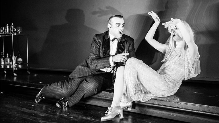 «Πονηρό πνεύμα» σε σκηνοθεσία Γιάννη Χουβαρδά στην Κεντρική Σκηνή του Εθνικού Θεάτρου