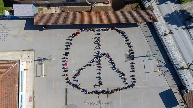 Θεσσαλονίκη: Μαθητές στέλνουν μήνυμα κατά του πολέμου σχηματίζοντας το σήμα της ειρήνης