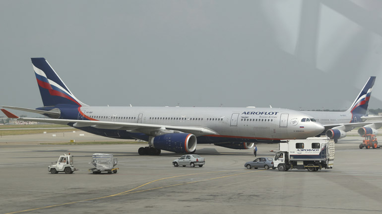 Στο αεροδρόμιο της Μόσχας, τουρίστες, επιχειρηματίες και φοιτητές ψάχνουν τρόπο για να επιστρέψουν στις χώρες τους