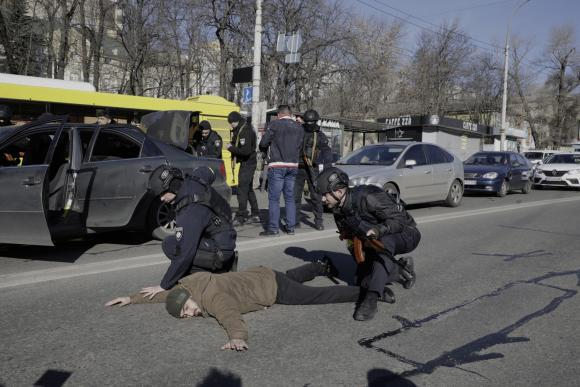 Η ουκρανική αστυνομία συλλαμβάνει τους επιβάτες ύποπτου αυτοκινήτου σε κεντρική λεωφόρο του Κιέβου. - Πηγή φωτογραφίας: Lauren Van Der Stockt για την "Le Monde", Δευτέρα 28 Φεβρουαρίου