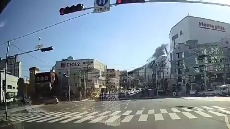 Αυτοκίνητο πέφτει από τον πέμπτο