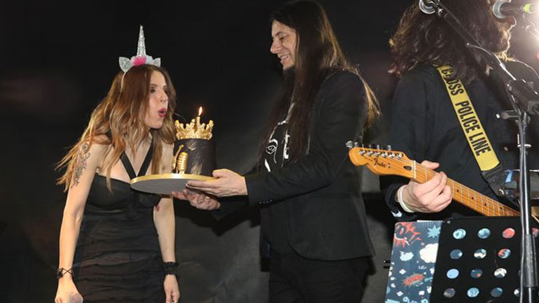 Ευρυδίκη: Η έκπληξη του συζύγου της on stage για τα γενέθλιά της