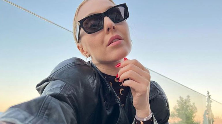 Τάμτα: Στη συγκέντρωση συμπαράστασης για την Ουκρανία με τη μητέρα και την κόρη της