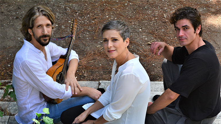 «Οι Μέλισσες αγριεύουν τις νύχτες στο Γυάλινο» – Αναστασία Μουτσάτσου, Alex Sid και Δημήτρης Γκοτσόπουλος