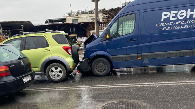 Καραμπόλα επί της Τατοΐου στη Βαρυμπόμπη