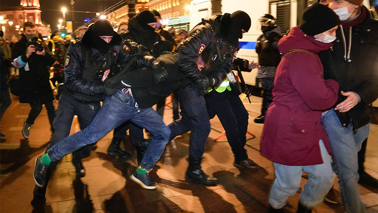 Συνελήφθη στη Μόσχα γνωστός ακτιβιστής για τη δράση του «Όχι στον πόλεμο» στο Διαδίκτυο