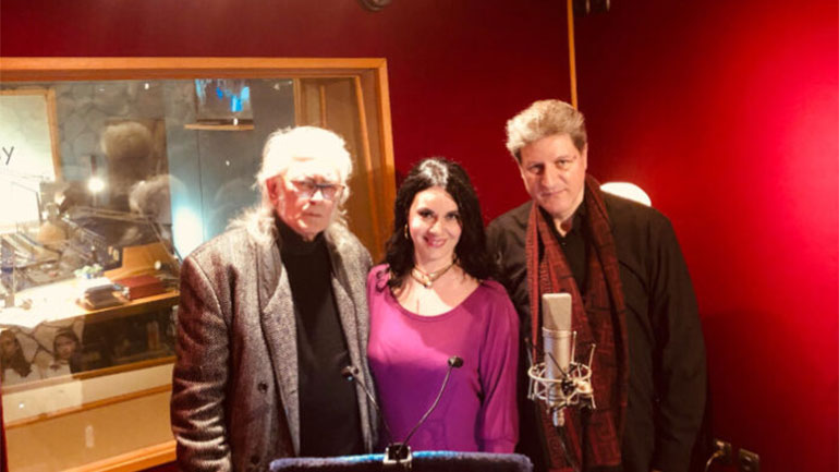 Ο Νίκος Θεοδωράκης τραγουδά ένα καινούργιο τραγούδι γραμμένο για τον Μίκη